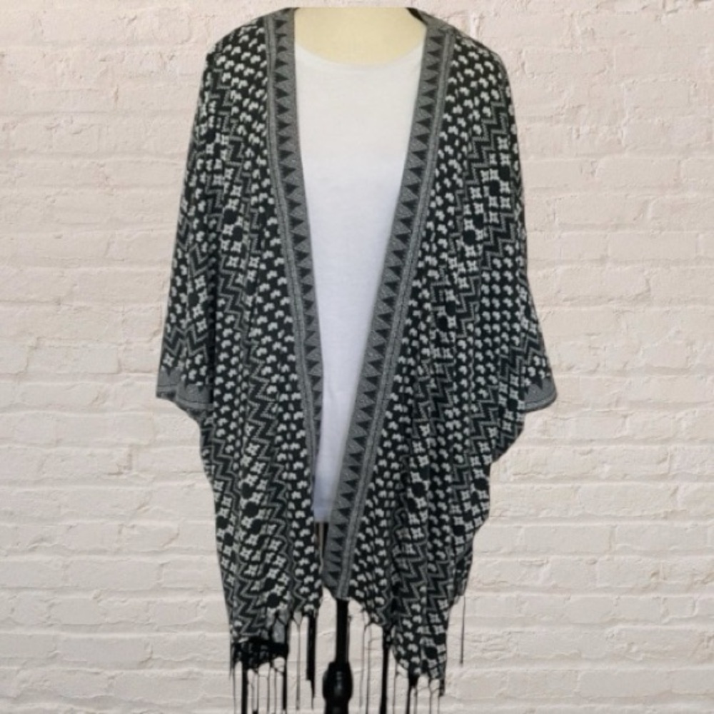 Avenue Black & White Geometric Print Kimono Cardigan with fringe hem Size 22/24